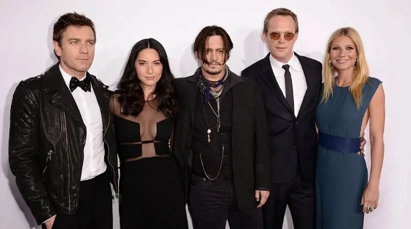 Johnny Depp posing beside a shorter co-star at a movie premiere